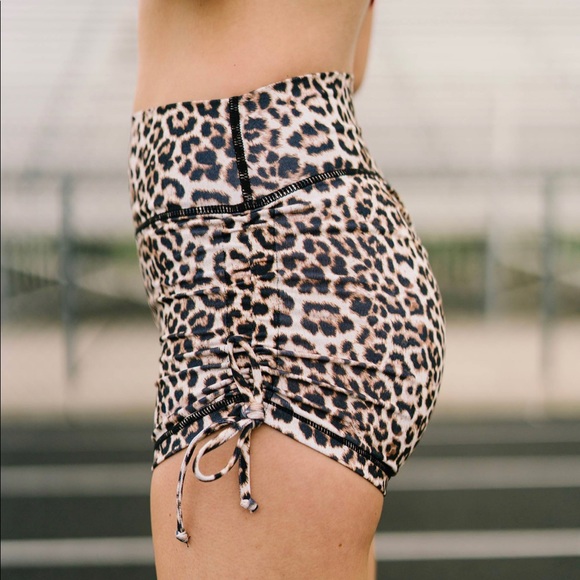 New With Tags in Bag ZYIA Leopard Hustle Short LG - Picture 1 of 3